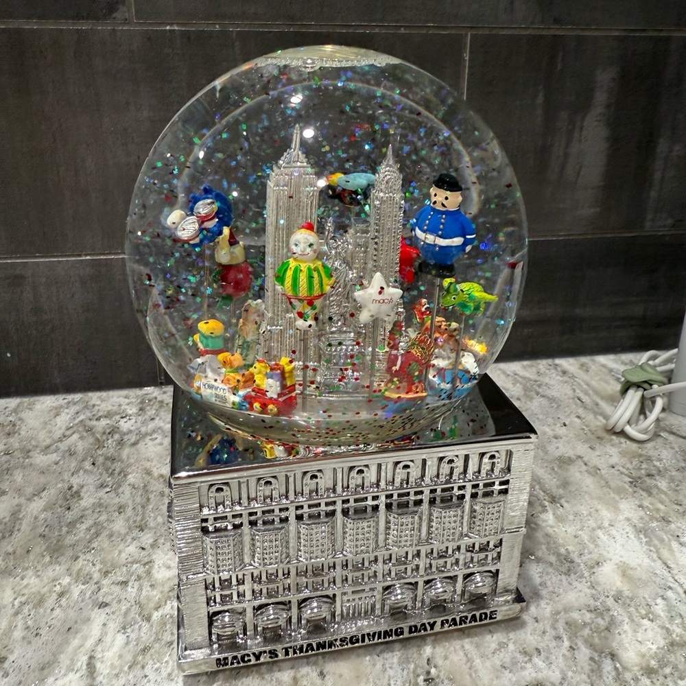 Limited Edition Macy's Thanksgiving Day Parade Snow Globe